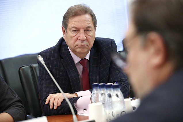 Член Комитета по науке и высшему образованию Михаил Кузьмин