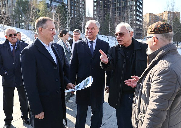 Помощник Президента РФ Владимир Мединский, Председатель Государственной Думы Вячеслав Володин, Генеральный директор киноконцерна «Мосфильм» Карен Шахназаров и скульптор, член-корреспондент Российской академии художеств Алексей Благовестнов