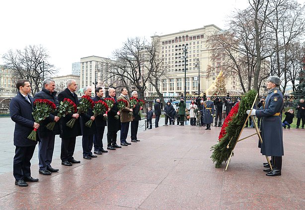 Вячеслав Володин и главы делегаций стран — членов ПА ОДКБ возложили цветы к Могиле Неизвестного Солдата