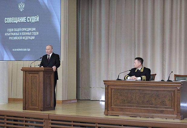 Председатель Верховного Суда Российской Федерации Игорь Краснов и Президент РФ Владимир Путин