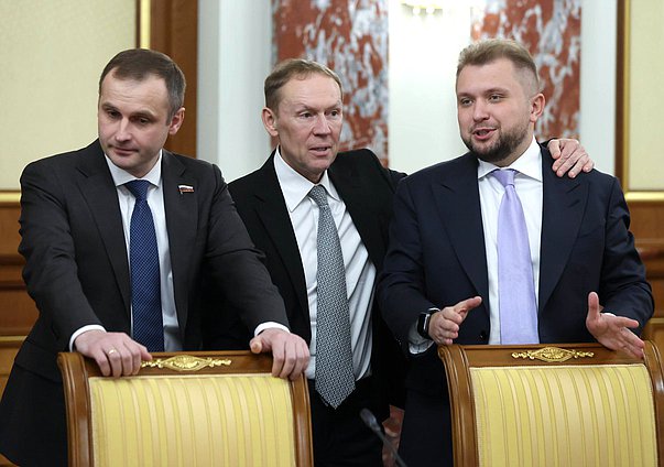 Председатель Комитета по охране здоровья Сергей Леонов, Первый заместитель Председателя Комитета по безопасности и противодействию коррупции Андрей Луговой и заместитель Председателя Государственной Думы Борис Чернышов