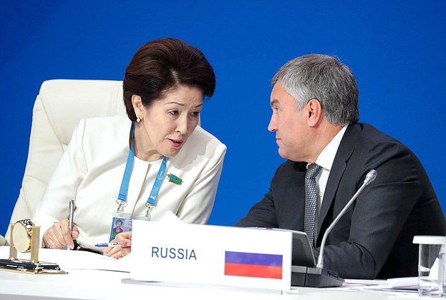 Deputy Chairwoman of the Mazhilis of the Parliament of the Republic of Kazakhstan Gulmira Isimbaeva and Chairman of the State Duma Viacheslav Volodin at the first plenary session of the 4th Meeting of Speakers of Eurasian Countries’ Parliaments “Greater Eurasia: Dialogue. Trust. Partnership”