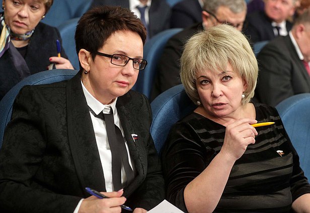 Председатель Комитета по контролю и Регламенту Ольга Савастьянова и заместитель Председателя Комитета Ирина Марьяш