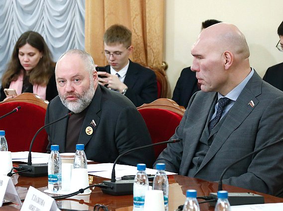 Член Комитета по развитию Дальнего Востока и Арктики Николай Новичков и Первый заместитель Председателя Комитета по туризму и развитию туристической инфраструктуры Николай Валуев