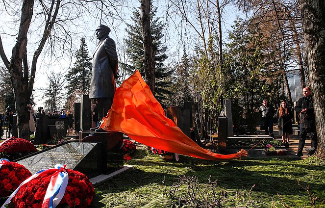 Открытие памятника В.В. Жириновскому на Новодевичьем кладбище