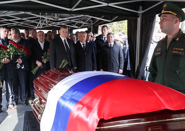 Председатель Государственной Думы Вячеслав Володин и временно исполняющий обязанности руководителя фракции ЛДПР, Председатель Комитета по международным делам Леонид Слуцкий