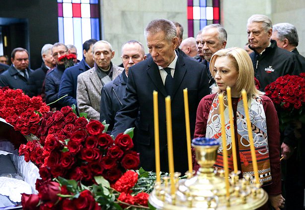 Член Комитета по охране здоровья Николай Герасименко и заместитель Председателя Государственной Думы Ольга Тимофеева