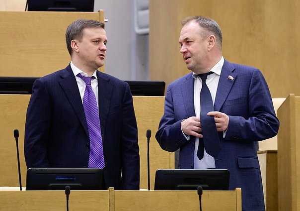 Председатель Комитета по региональной политике и местному самоуправлению Алексей Диденко и заместитель Председателя Комитета по экономической политике Станислав Наумов