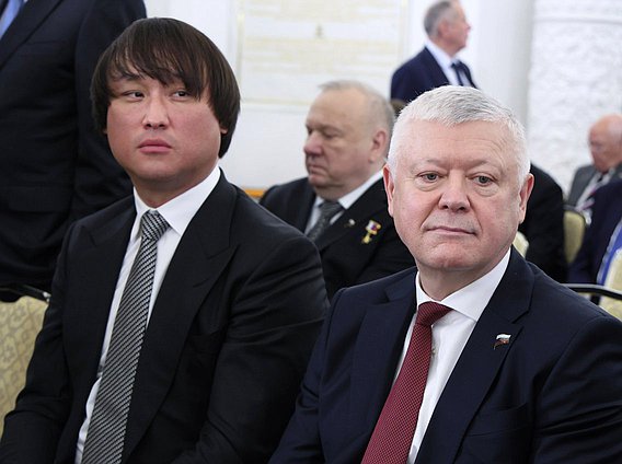 Председатель Комитета по туризму и развитию туристической инфраструктуры Сангаджи Тарбаев и Председатель Комитета по безопасности и противодействию коррупции Василий Пискарев