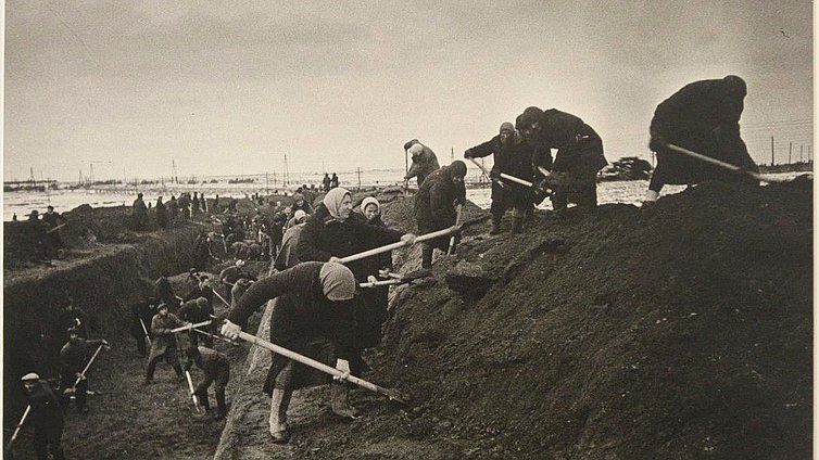 Открытие фотовыставки "Дороги войны". фото Александра Устинова(1909-1995). Москва, Хорошевское шоссе. Москвичи роют противотанковые рвы. Октябрь 1941г.