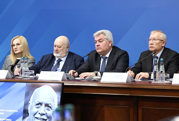 Заместитель Председателя Государственной Думы Ирина Яровая, ректор ВГИК им. С. А. Герасимова Владимир Малышев, руководитель АНО «Институт развития интернета» Алексей Гореславский и Председатель Комитета по контролю Олег Морозов