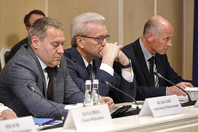 Председатель Законодательного собрания Санкт-Петербурга Александр Бельский и Полномочный представитель Президента РФ в Государственной Думе Гарри Минх