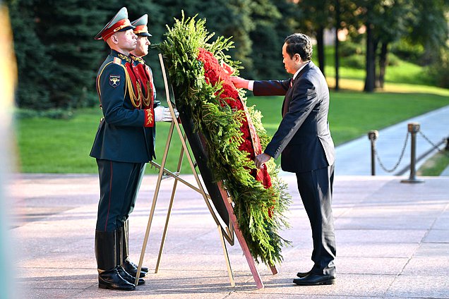 Presidente de la Asamblea Nacional de la República Socialista de Vietnam, Tran Thanh Man. Ceremonia de colocación de una ofrenda floral en la Tumba del Soldado Desconocido junto al muro del Kremlin