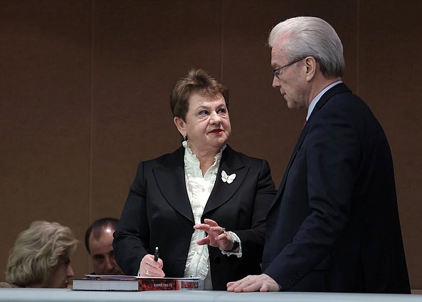 Аудитор Счетной палаты Светлана Орлова и Полномочный представитель Президента РФ в Государственной Думе Гарри Минх