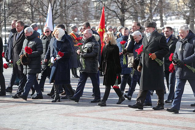Возложение цветов к Могиле Неизвестного Солдата и к памятнику Г.К. Жукову в День защитника Отечества