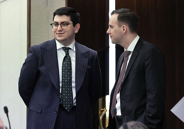 Заместитель Председателя Комитета по экологии, природным ресурсам и охране окружающей среды Георгий Арапов и Председатель Комитета по малому и среднему предпринимательству Александр Демин