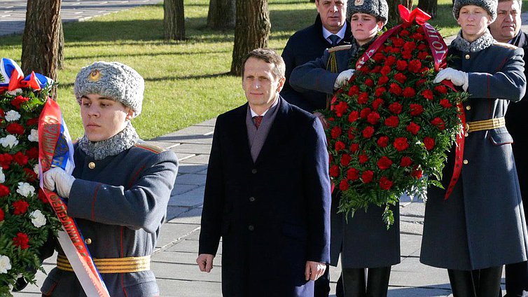 Рабочая поездка Председателя Государственной Думы С.Е.Нарышкина в Волгоград. Прибытие к мемориальному комплексу "Героям Сталинградской битвы" на Мамаевом кургане.