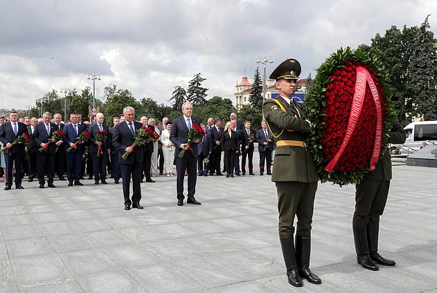 Председатель Государственной Думы Вячеслав Володин и Председатель Палаты представителей Национального собрания Республики Беларусь Игорь Сергеенко. Церемония возложения венка к Монументу Победы в Минске