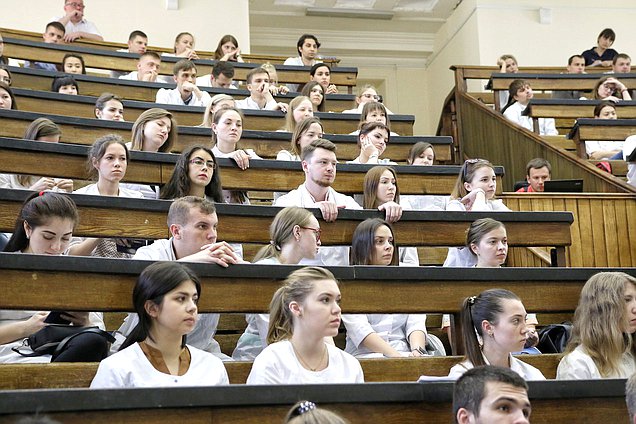 Встреча Председателя ГД Вячеслава Володина со студентами — выпускниками Саратовского государственного медицинского университета имени В.И. Разумовского