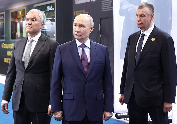 Председатель Государственной Думы Вячеслав Володин, Президент РФ Владимир Путин и руководитель фракции ЛДПР Леонид Слуцкий. Фото: пресс-служба Президента РФ