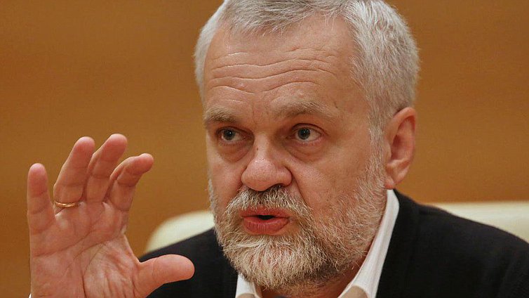 Лекция в рамках цикла лекций, приуроченных к Году российского кино, на тему «Михаил Булгаков: поединок с судьбой». 

Лектор – писатель, филолог, ректор Литературного института имени А.М.Горького А.Н.Варламов. 
