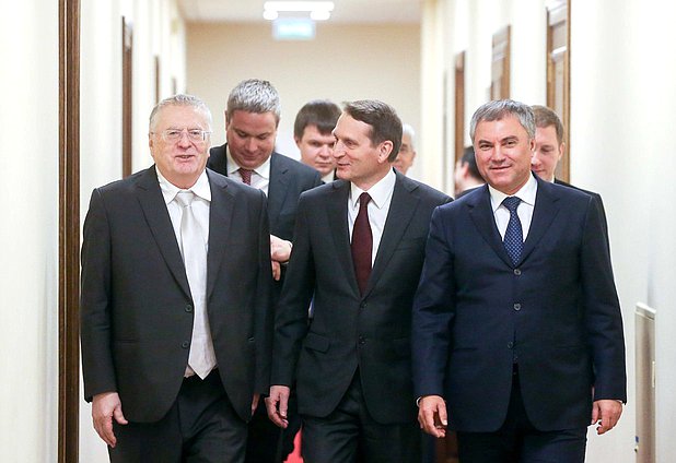 Председатель Государственной Думы Вячеслав Володин, директор Службы внешней разведки Сергей Нарышкин и руководитель фракции ЛДПР Владимир Жириновский