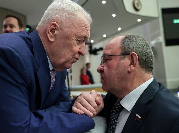 Аудитор Счетной палаты РФ Валерий Богомолов и член Комитета по бюджету и налогам Виктор Селиверстов