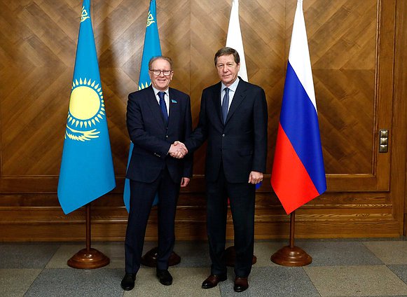 Первый заместитель Председателя Государственной Думы Александр Жуков (справа)