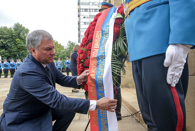 Chairman of the State Duma Viacheslav Volodin at the ceremony of wreath laying to the Liberators of Belgrade Monument