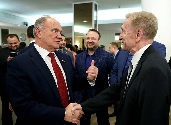Руководитель фракции КПРФ Геннадий Зюганов и обозреватель информационно-аналитических программ Дирекции информации телекомпании НТВ Владимир Кондратьев