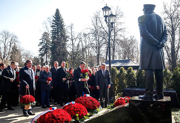 Председатель Государственной Думы Вячеслав Володин и руководитель фракции ЛДПР Леонид Слуцкий