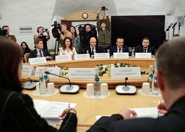Кандидат на должность заместителя Председателя Правительства РФ – Полномочного представителя Президента РФ в ДВФО Олег Кожемяко, кандидат на должность заместителя Председателя Правительства РФ – Руководителя Аппарата Правительства РФ Ирина Окладникова, кандидат на должность заместителя Председателя Правительства РФ – Министра финансов РФ Антон Силуанов, кандидат на должность заместителя Председателя Правительства РФ Андрей Никитин и кандидат на должность Министра транспорта РФ Дмитрий Ядров