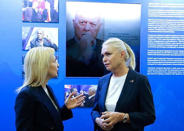 Член Комитета по развитию гражданского общества, вопросам общественных и религиозных объединений Ольга Тимофеева и Председатель Комитета по просвещению Ирина Белых