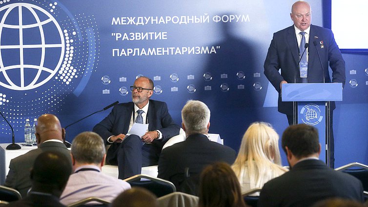 Работа тематических секций и круглых столов в рамках Международного форума «Развитие парламентаризма»