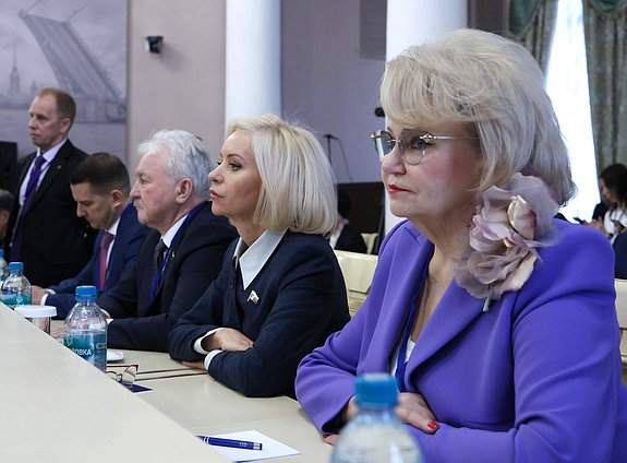 Председатель Комитета по защите семьи, вопросам отцовства, материнства и детства Нина Останина и Председатель Комитета Государственной Думы по культуре Ольга Казакова