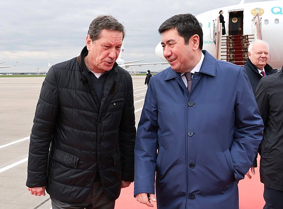 Первый заместитель Председателя Государственной Думы Александр Жуков и Председатель Мажилиса Парламента Республики Казахстан Ерлан Кошанов