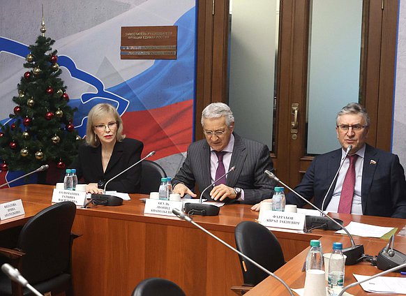 Заместитель Председателя Комитета по охране здоровья Татьяна Соломатина, Первый заместитель Председателя Комитета Леонид Огуль и член Комитета по бюджету и налогам Айрат Фаррахов
