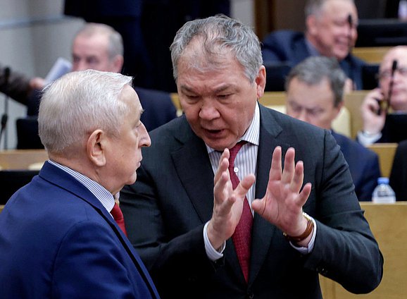 Председатель Комитета по развитию Дальнего Востока и Арктики Николай Харитонов и Председатель Комитета по делам СНГ, евразийской интеграции и связям с соотечественниками Леонид Калашников