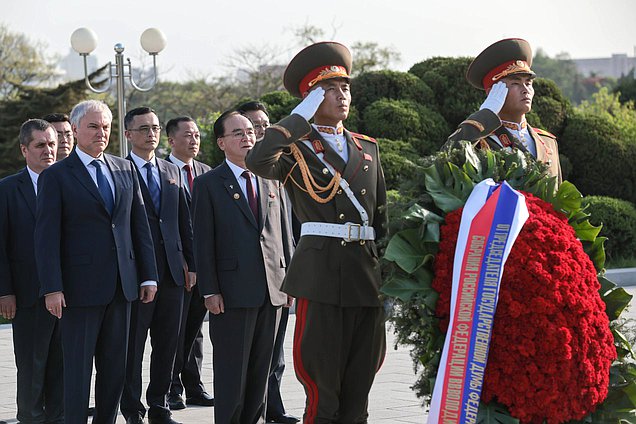 Председатель Государственной Думы Вячеслав Володин возложил венок к монументу "Освобождение"