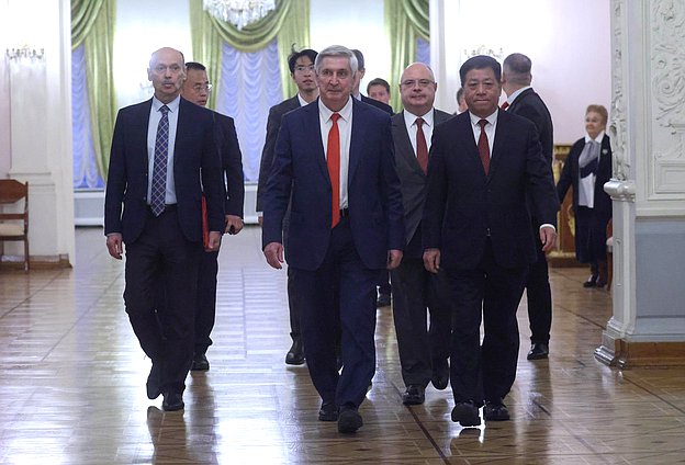 Первый заместитель Председателя Государственной Думы Иван Мельников и Чрезвычайный и Полномочный Посол Китайской Народной Республики в России Чжан Ханьхуэй