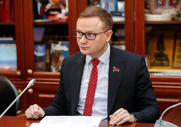 Заместитель Председателя Комитета по молодежной политике Владимир Исаков