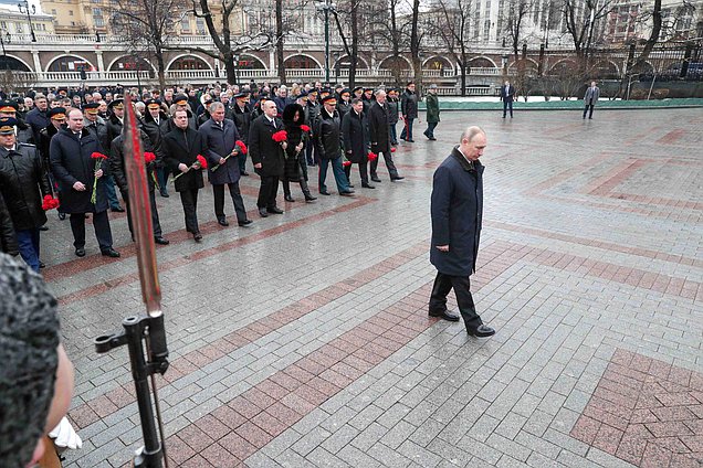 Возложение цветов к Могиле Неизвестного Солдата и к памятнику Г.К. Жукову в День защитника Отечества