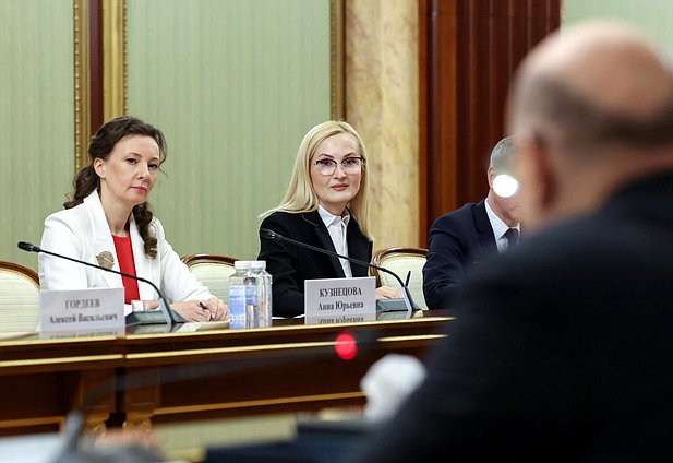 Заместители Председателя Государственной Думы Анна Кузнецова и Ирина Яровая