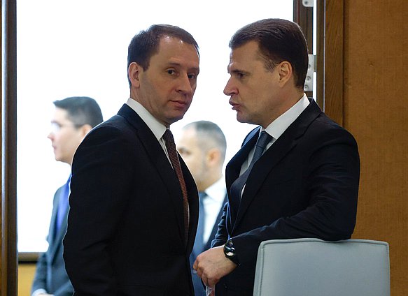 Министр природных ресурсов и экологии РФ Александр Козлов и Министр по развитию Дальнего Востока и Арктики Алексей Чекунков