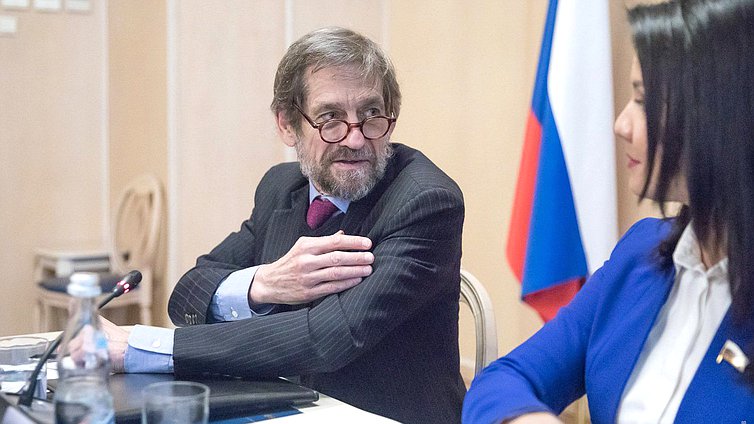 Координатор депутатской группы по связям с Конгрессом США, член Комитета по вопросам семьи, женщин и детей Инга Юмашева и американский политолог, исполнительный директор консалтингового агентства «Kissinger Associates» Томас Грэм