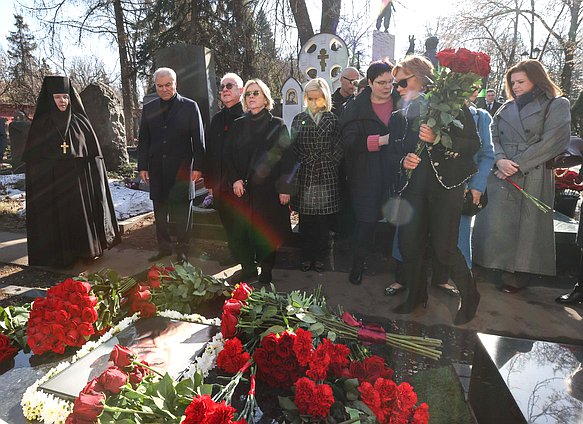 Председатель Государственной Думы Вячеслав Володин и депутаты возложили цветы к могиле Станислава Говорухина в день его 90-летия
