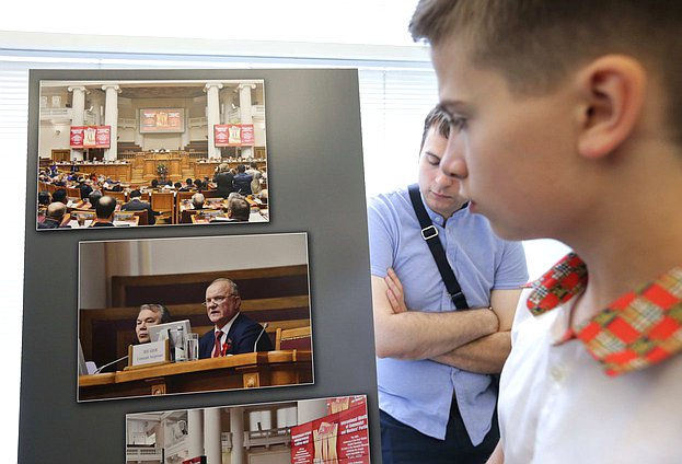 Открытие выставки «На службе народу», посвященной 75-летию руководителя фракции КПРФ Геннадия Зюганова