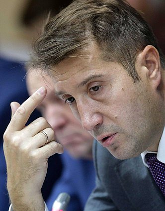 Заместитель министра энергетики РФ Вячеслав Кравченко во время Круглого стола на тему "О ходе разработки приоритетного проекта в части Байкальской природной территории и озера Байкал". Автор фото: Марат Абулхатин/Фотослужба Государственной Думы