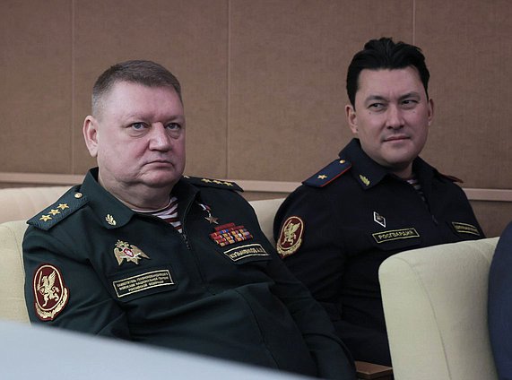 Заместитель директора Федеральной службы войск национальной гвардии РФ Алексей Кузьменков (слева)