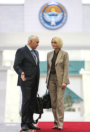 Председатель Комитета по обороне Андрей Картаполов и заместитель Председателя Государственной Думы Виктория Абрамченко